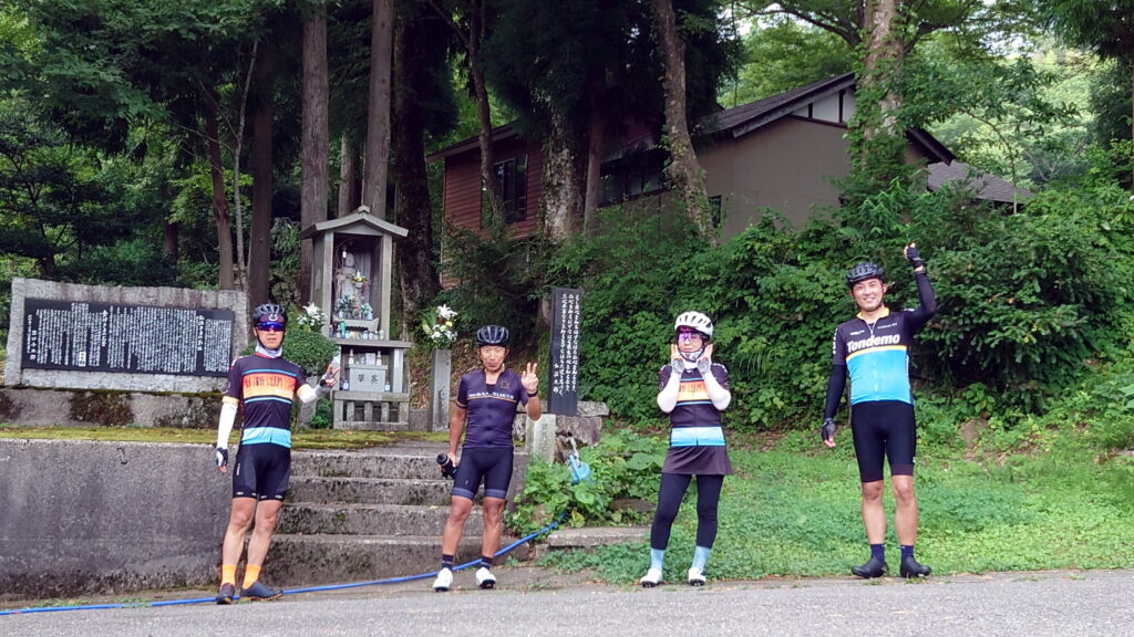 パン屋さん横の湧き水前集合写真